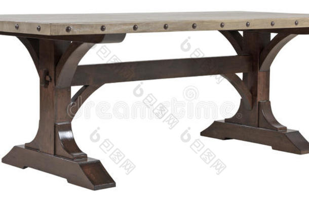 笨重的木制餐桌