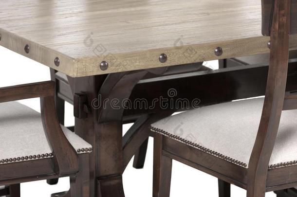 带椅子的木制餐桌