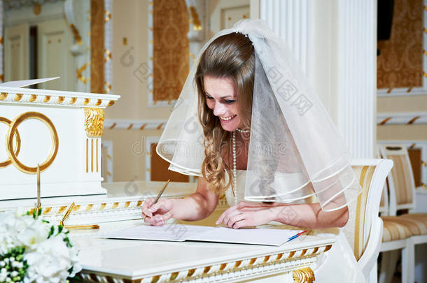 新娘郑重登记结婚