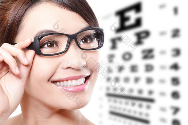 戴眼镜的妇女和视力测试表