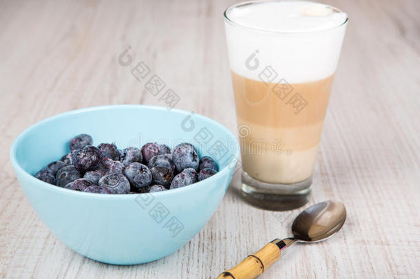 健康早餐，<strong>家常菜</strong>、新鲜蓝莓和米饭