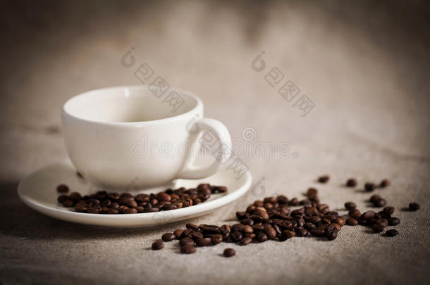 咖啡豆和咖啡杯