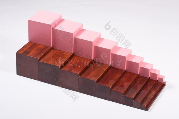 蒙台梭利学习材料：棕色楼梯和粉色塔楼