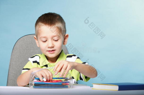 小可爱的男孩用彩色铅笔画画