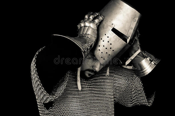 中世纪骑士摘头盔