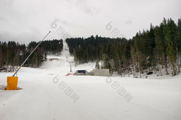 通往后瓦鲁滑雪道的缆索
