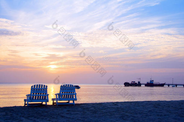 迪斯坦野餐中心海滩休闲椅和船上的日落