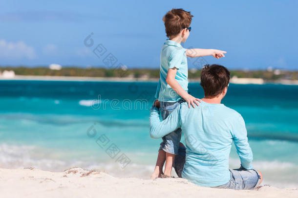 海滩上的父子俩