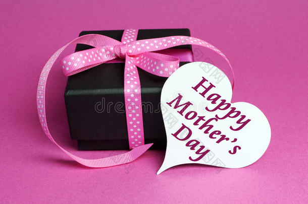 礼物与粉红色圆点丝带和白色心形礼品标签与快乐的母亲日