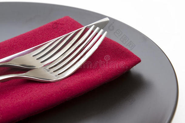 红<strong>餐巾和</strong>盘子上的<strong>餐具</strong>