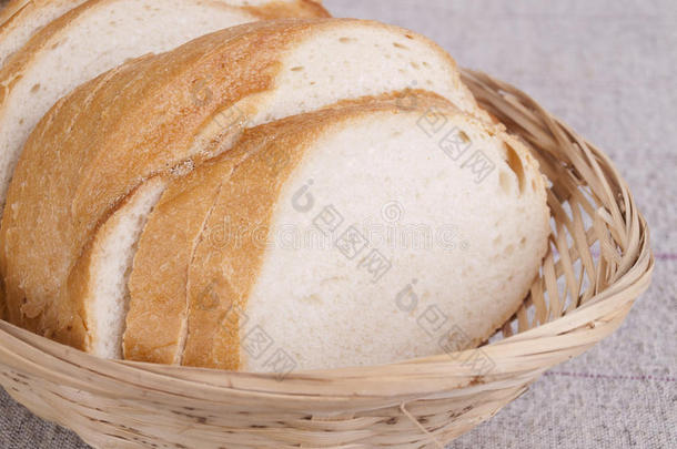 桌子上的面包