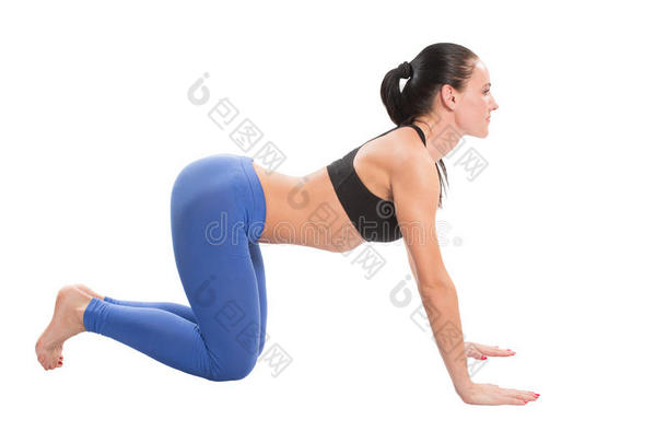 年轻的<strong>瑜珈</strong>女子在孤立的白色背景下做<strong>瑜珈</strong>运动