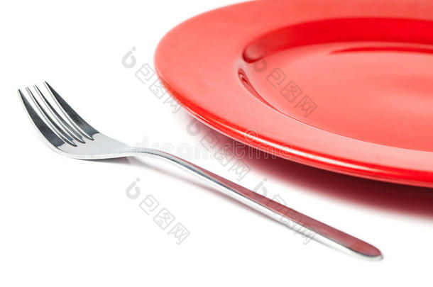 五颜六色的红瓷盘旁的叉子