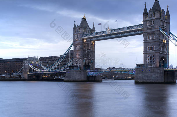 伦敦塔桥在暮蓝色小时的长时间曝光