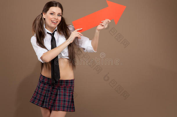 一个穿着女学生服装拿着箭头的女人