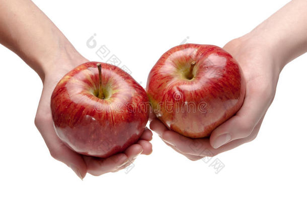 两只手互送一个苹果