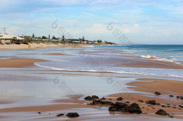 西澳大利亚邦伯里海滩玄武岩上溅起的<strong>浪花</strong>