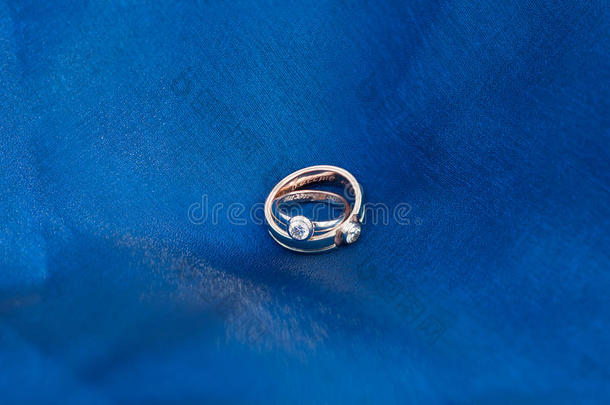 蓝色织物上的结婚戒指