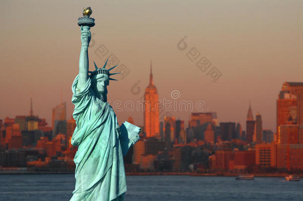 <strong>纽约</strong>：<strong>自由女神像</strong>，美国的象征，下面是