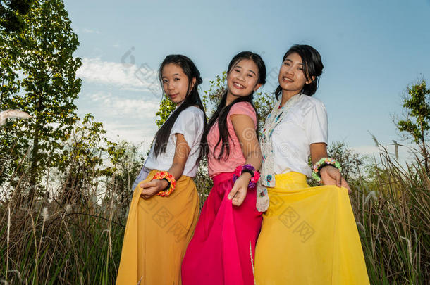 亚裔泰国女孩正在挑选裙子