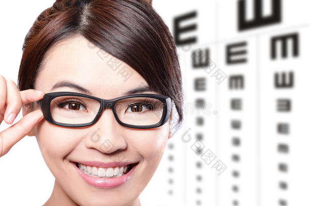 戴眼镜的妇女和视力测试表