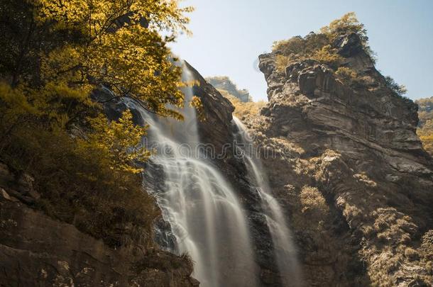 秋天的庐山瀑布