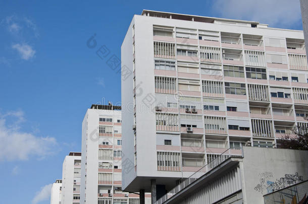 现代主义公寓楼