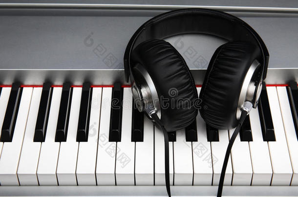 <strong>大黑</strong>皮耳机数字钢琴键盘的创意构思