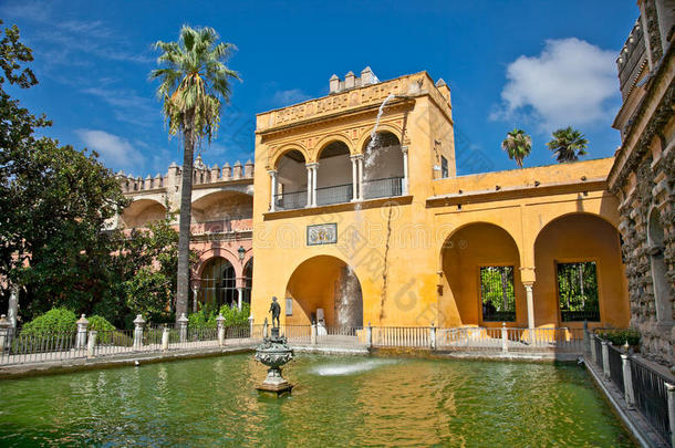 西班牙塞维利亚阿尔卡扎尔<strong>水塘</strong>庭院