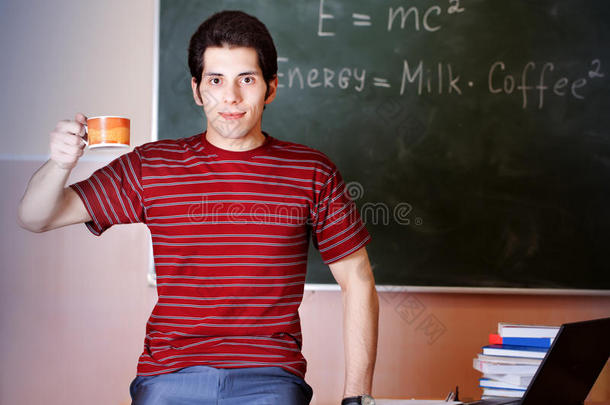 微笑的年轻教师与经典黑板背景