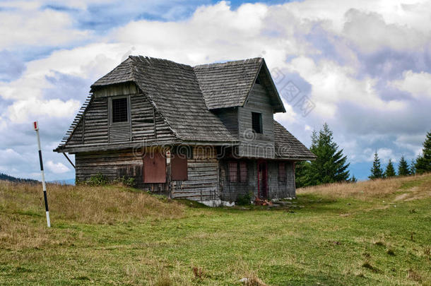 山上废弃的小屋