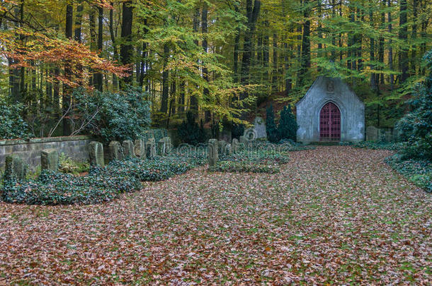 带礼拜堂的森林墓地