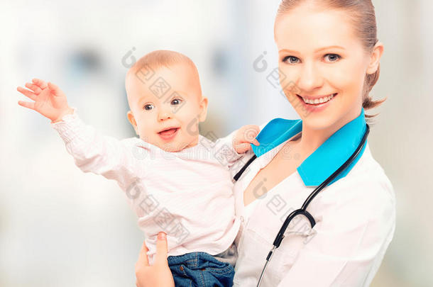 儿科医生和病人快乐的孩子