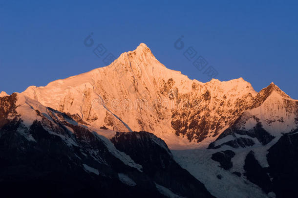 美丽雪山日出