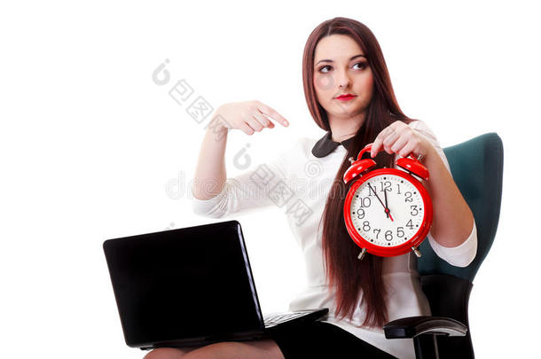 戴着红时钟的女人。时间管理概念。