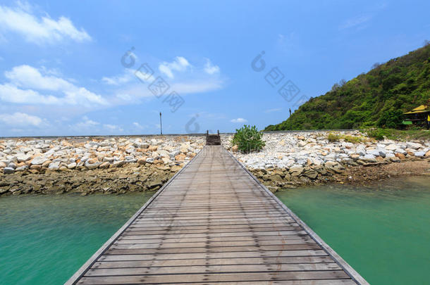 海边水面上的木制人行天桥