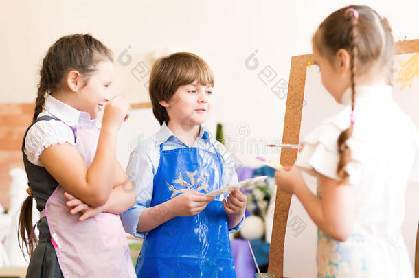 孩子们画画架