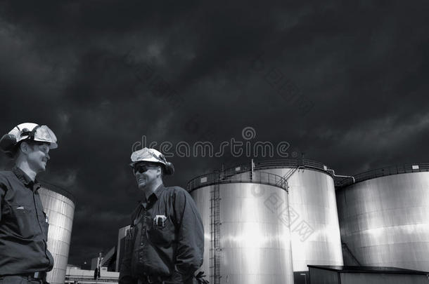 石油工业、工人和乌云密布