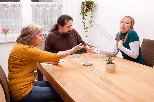 女儿和<strong>家人一起</strong>玩纸牌游戏作弊