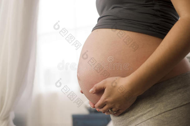 大肚子妈妈第二次怀孕七个月