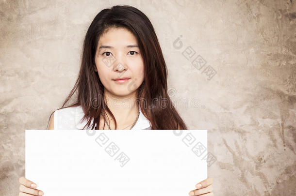 年轻的亚洲妇女举着空白的牌子