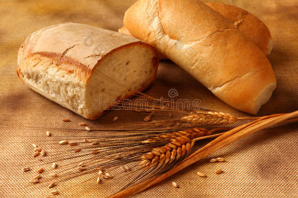 旧背景上的面包黑麦小穗