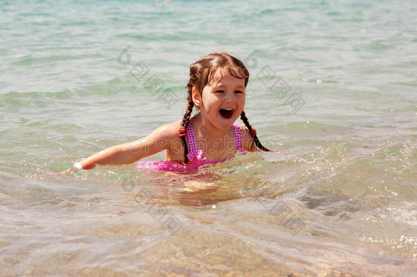 在海里游泳的小女孩。暑假。
