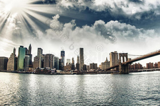 从<strong>布鲁克林</strong>海岸看冬季日落时<strong>布鲁克林大桥</strong>的壮观景色-<strong>纽约</strong>