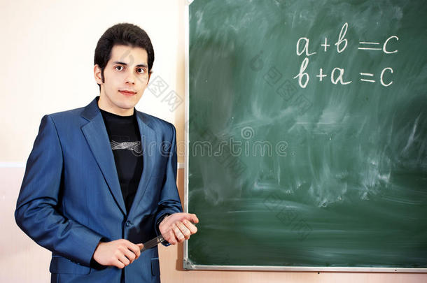 年轻教师与经典黑板背景