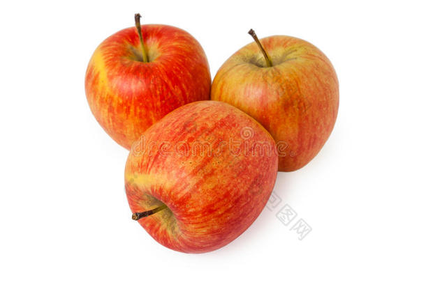 三个<strong>成熟</strong>的新<strong>鲜红</strong>苹果
