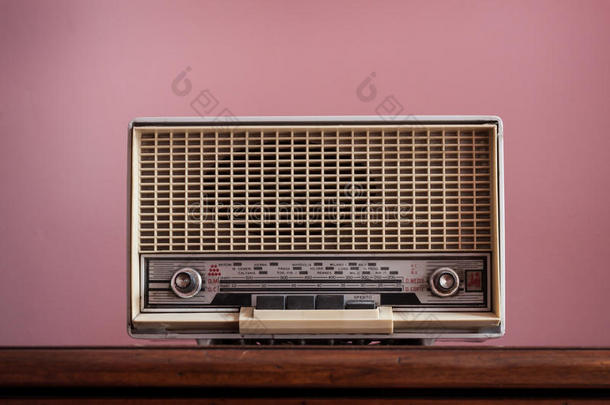 粉红色背景的复古收音机