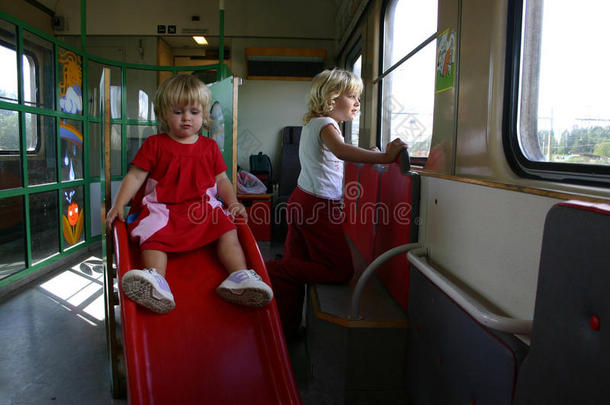 乘火车旅行的儿童