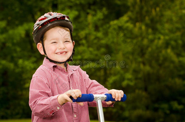 戴安全帽的儿童骑踏板车