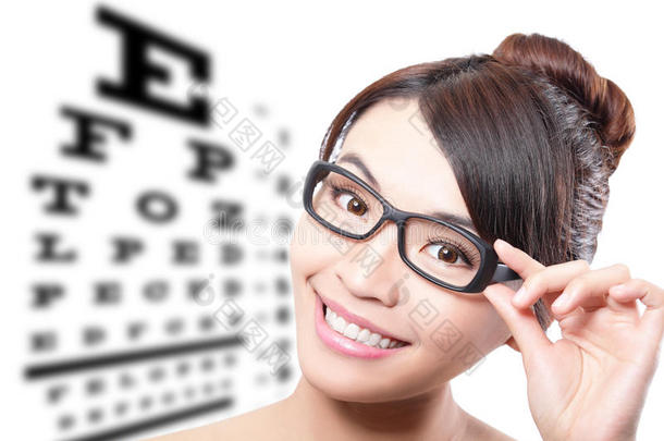 戴眼镜的妇女和视力测试<strong>表</strong>